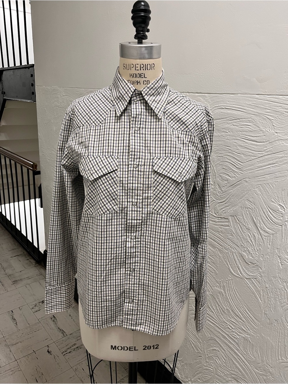 GAP Unisex Plaid Button-Down Shirt: Snaps not buttons! Like new, crisp condition